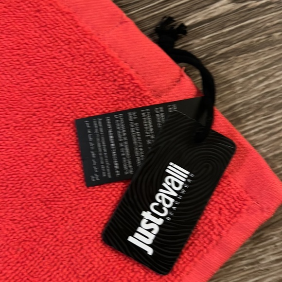 Red (magenta) beach towel new (w) tags - Picture 3 of 4